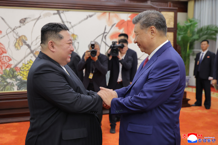 전승절 80주년 열병식 참석을 위해 중국을 방문한 김정은 북한 국무위원장이 4일 오후 시진핑 중국 국가주석과 양자회담을 개최했다고 조선중앙통신이 5일 이에 대해 보도했다. 연합뉴스