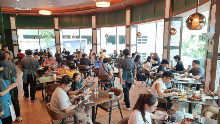 필리핀에서 운영중인 BBQ 로빈슨 마그놀리아점에 방문한 현지인과 관광객들이 BBQ 치킨을 즐기고 있다. BBQ 제공