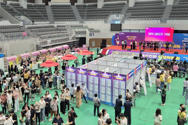 포항여성인력개발센터․포항여성 새로 일하기 센터는 4일 포항실내체육관에서 2025 W-IN 포항 여성친화 취업박람회를 성황리에 개최했다. 포항여성인력개발센터 제공