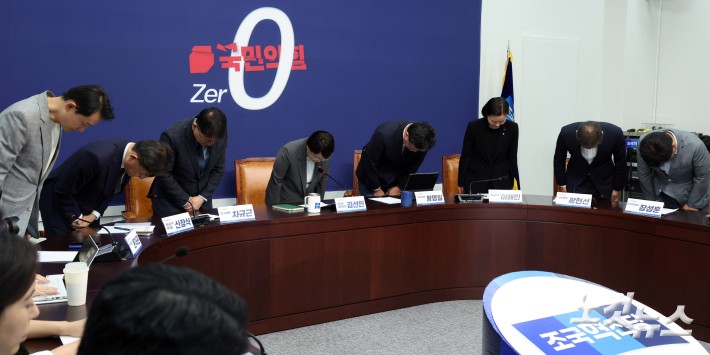 조국혁신당 김선민 대표 권한대행와 지도부가 5일 서울 여의도 국회에서 열린 현안 관련 기자간담회에서 당내 성비위 및 직장 내 괴롭힘 사건과 관련 사과를 하고 있다.