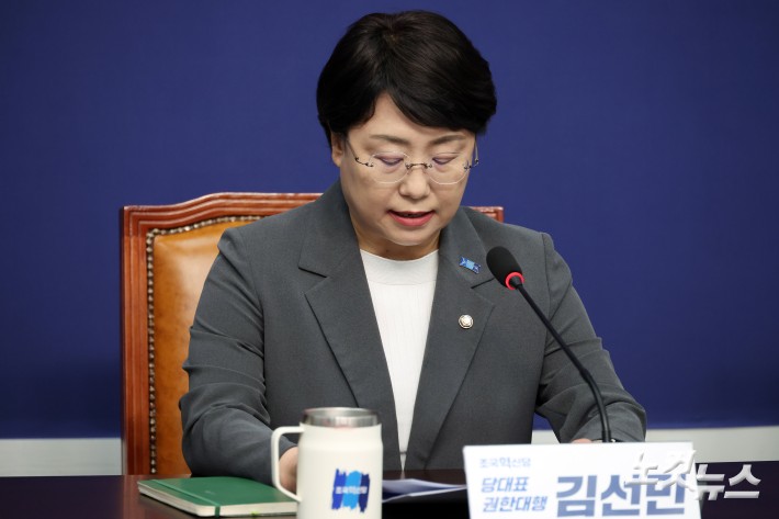 조국혁신당 김선민 대표 권한대행이 5일 서울 여의도 국회에서 열린 현안 관련 기자간담회에서 당내 성비위 사건과 관련 입장을 밝히고 있다.