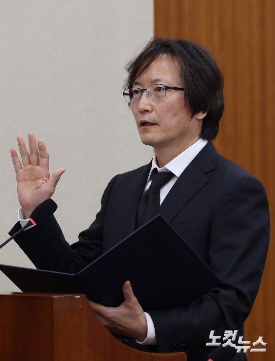 주병기 공정거래위원장 후보자가 5일 서울 여의도 정무위원회에서 열린 인사청문회에서 선서를 하고 있다.