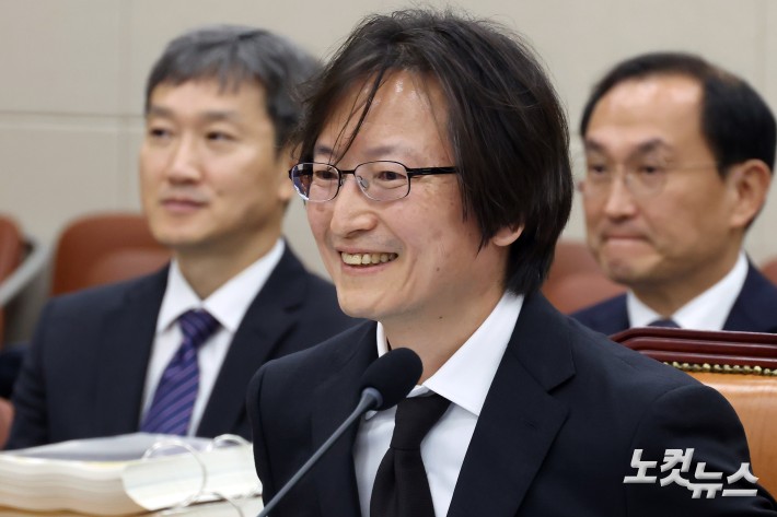 주병기 공정거래위원장 후보자가 5일 서울 여의도 정무위원회에서 열린 인사청문회에서 환하게 웃고 있다.