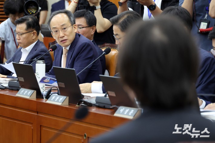 5일 서울 여의도 정무위원회에서 열린 주병기 공정거래위원장 후보자 인사청문회에서 국민의힘 추경호 의원이 질의를 하고 있다.