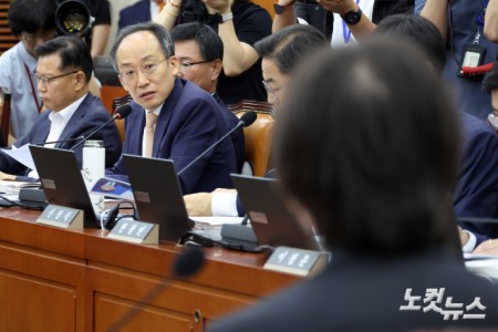 5일 서울 여의도 정무위원회에서 열린 주병기 공정거래위원장 후보자 인사청문회에서 국민의힘 추경호 의원이 질의를 하고 있다.
