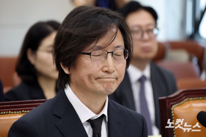 주병기 공정거래위원장 후보자가 5일 서울 여의도 정무위원회에서 열린 인사청문회에서 생각에 잠겨있다.