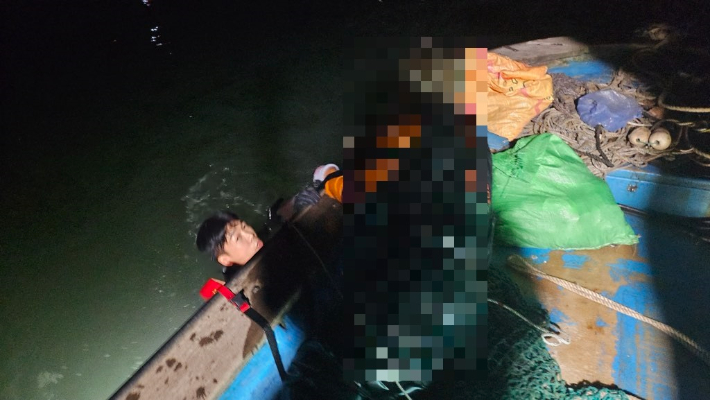 고립자 구조 모습. 충남 태안해양경찰서 제공
