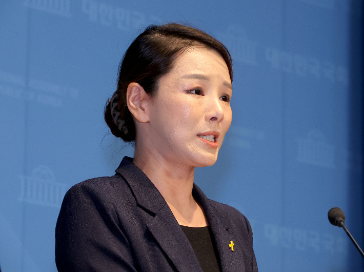 조국혁신당 강미정 대변인이 4일 서울 여의도 국회 소통관에서 당내 성비위 의혹과 관련한 탈당 기자회견을 하고 있다. 연합뉴스