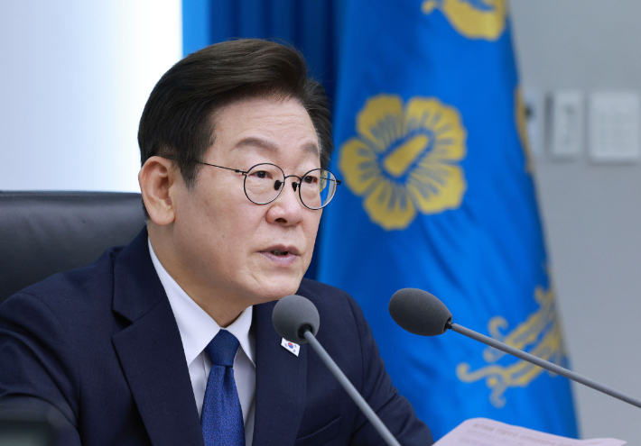 이재명 대통령이 4일 서울 용산 대통령실 청사에서 열린 9차  수석·보좌관 회의에서 발언하고 있다. 연합뉴스