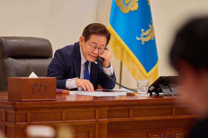 이재명 대통령이 4일 용산 대통령실에서 오흐나 후렐수흐 몽골 대통령과 전화 통화를 하고 있다. 대통령실 제공
