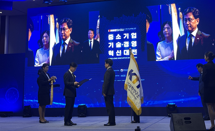 대통령표창을 수상하는 국가독성과학연구소 허정두 소장(오른쪽). KIT 제공