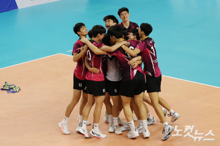 '제36회 CBS배 전국중고배구대회' 폐막일인 5일 경북 영천 영천체육관에서 열린 18세 이하 남자부 결승전 수성고와 제천산업고의 경기에서 수성고가 우승을 한 후 기뻐하고 있다. 역대 최다인 75개 팀이 출전한 이번 '제36회 CBS배 전국중고배구대회' 는 영천체육관, 영천생활체육관, 최무선관, 영청 금호체육관 등에서 8일간의 열전 끝에 막을 내렸다. 류영주 기자
