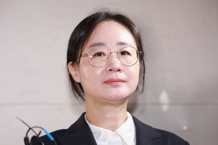 최지현 전 대통령실 인사기획관실 인사비서관이 5일 참고인 신분으로 조사받기 위해 서울 서초구 이명현 순직해병 특별검사팀에 출석하고 있다. 연합뉴스