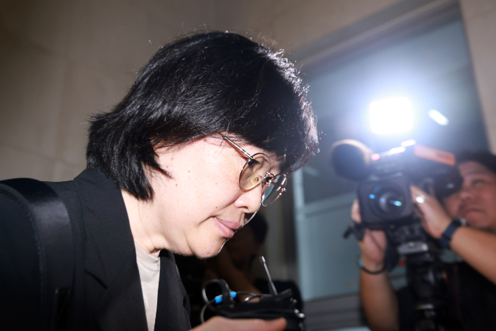 채상병 사건 외압·은폐 의혹의 주요 인물인 유재은 전 국방부 법무관리관이 5일 피의자 신분으로 조사받기 위해 서울 서초구 이명현 순직해병 특별검사팀에 출석하고 있다. 연합뉴스