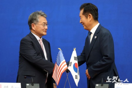 더불어민주당 정청래 대표가 5일 서울 여의도 국회에서 조셉 윤 주한미국대사대리를 접견하고 있다.