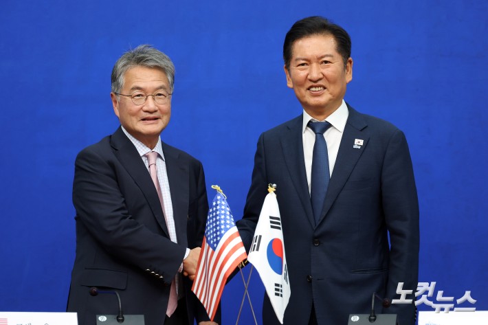 더불어민주당 정청래 대표가 5일 서울 여의도 국회에서 조셉 윤 주한미국대사대리를 접견하고 있다.