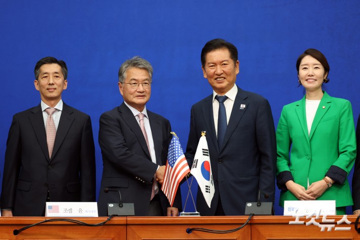 더불어민주당 정청래 대표가 5일 서울 여의도 국회에서 조셉 윤 주한미국대사대리를 접견하고 있다.