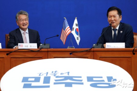 더불어민주당 정청래 대표가 5일 서울 여의도 국회에서 조셉 윤 주한미국대사대리를 접견하고 있다.