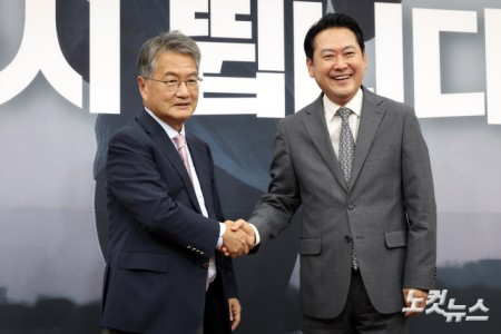 국민의힘 장동혁 대표가 5일 서울 여의도 국회에서 조셉 윤 주한미국대사대리를 접견하고 있다.