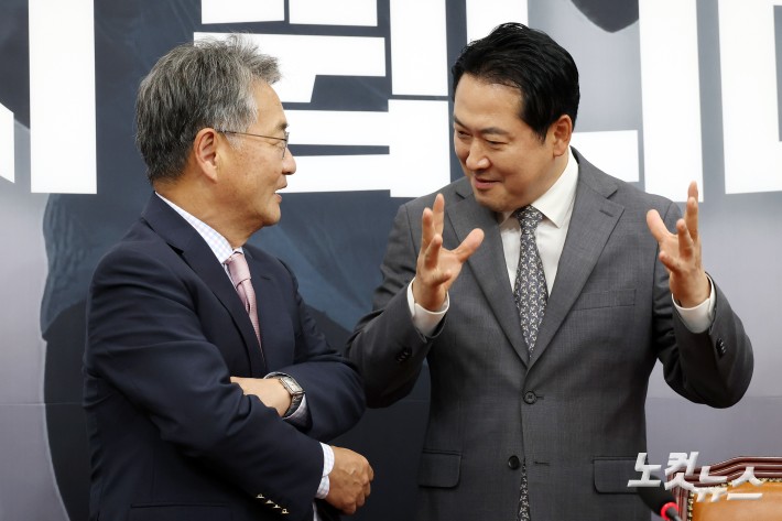 국민의힘 장동혁 대표가 5일 서울 여의도 국회에서 조셉 윤 주한미국대사대리를 접견하고 있다.