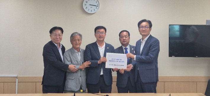 완주군의회 유의식 의장 등이 5일 국무총리실 신현성 민정실장에게 전주-완주 통합 반대 건의문을 전달했다. 완주군의회 제공