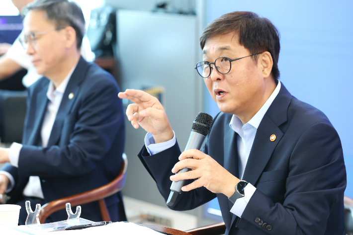 취임 한 달 기자간담회 갖는 최휘영 장관. 연합뉴스