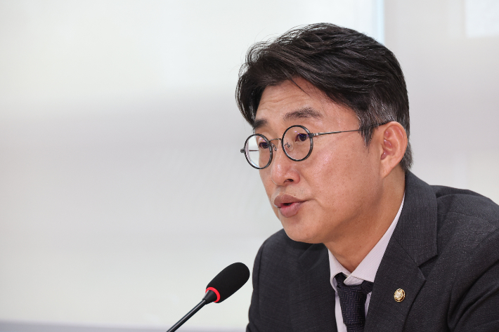 5일 서울 여의도 국회 의원회관에서 열린 더불어민주당 언론개혁특별위원회 기자설명회에서 노종면 의원이 발언하고 있다. 연합뉴스