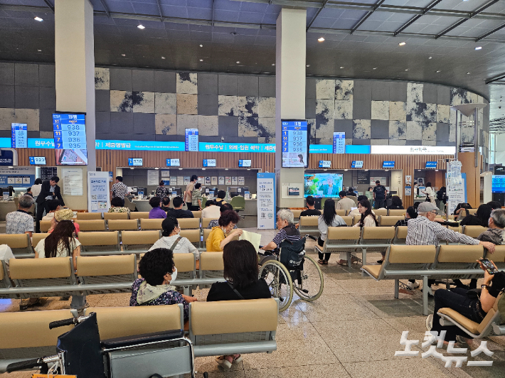 서울 강남구 서울삼성병원 로비. 김정록 기자