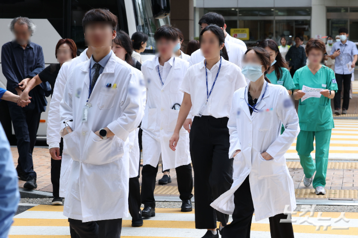 서울 시내의 한 대학병원에 의료진들이 이동하고 있다. 류영주 기자