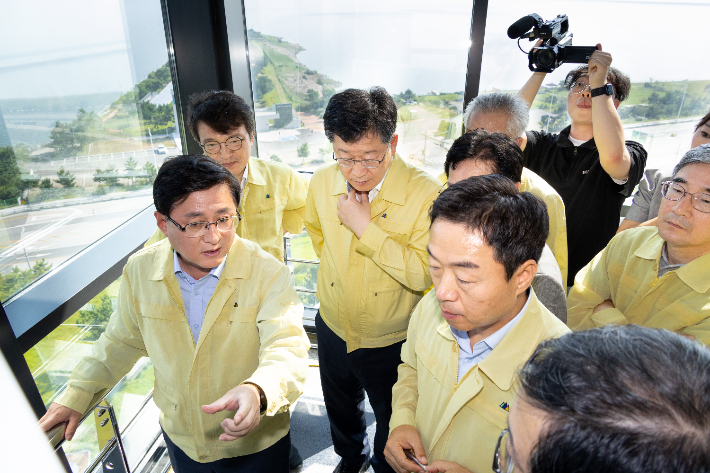 김성환 환경부 장관이 5일 전북 김제시 소재 한국농어촌공사 새만금33센터를 방문하여 새만금 방조제 수문운영과 수질 현황을 점검하고 수질 개선 대책을 논의하고 있다. 환경부 제공