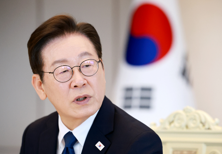 이재명 대통령이 4일 서울 용산 대통령실 청사에서 열린 양대노총 위원장과의 오찬 간담회에 참석해 발언하고 있다. 연합뉴스