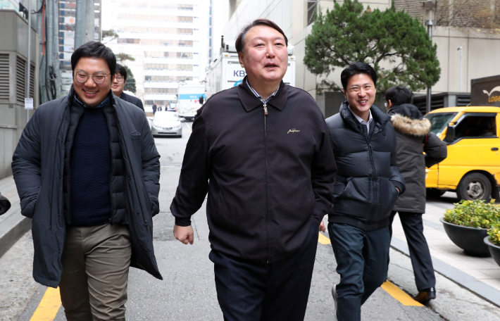 최순실 국정농단 특검수사팀이 본격 수사가 진행중인  14일 윤석열 수사팀장(가운데)이 서울 강남구 대치동에 마련된 특검사무실에서 나오고 있다. 이한형 기자