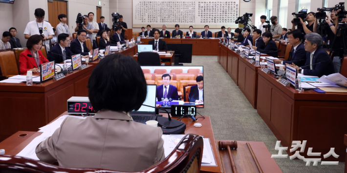 4일 서울 여의도 국회에서 법제사법위원회 전체회의 '검찰개혁 공청회'가 열리고 있다. 윤창원 기자