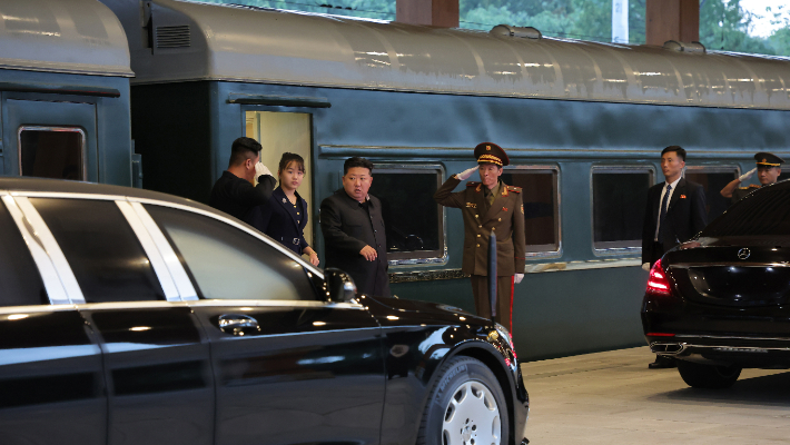 김정은 북한 국무위원장이 중국 방문을 마치고 평양에 도착했다고 조선중앙통신이 5일 보도했다. 김 위원장이 딸 주애와 함께 전용열차에서 내리고 있다. 연합뉴스