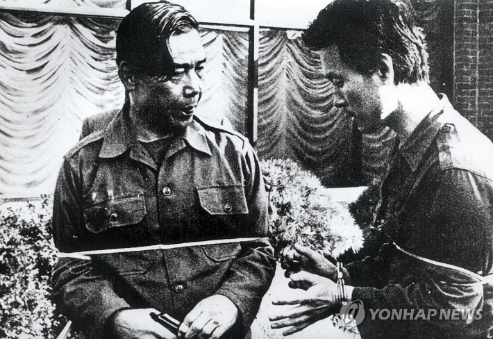 사진은 1979년 당시 김재규 중정부장이 박정희 전 대통령 시해사건 현장 검증에서 상황을 재연하는 모습. 연합뉴스