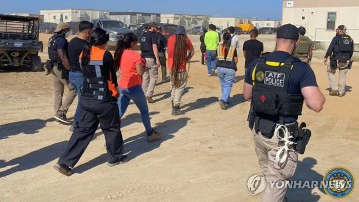 미국 당국이 조지아주 서배나에 위치한 현대차그룹-LG에너지솔루션의 합작 배터리 공장 건설 현장에서 대대적인 불법체류자 단속을 벌였다. 연합뉴스