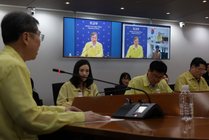 조현 외교부 장관이 6일 정부서울청사에서 열린 재외국민보호대책본부-공관 합동대책회의에서 발언을 하고 있다. 연합뉴스