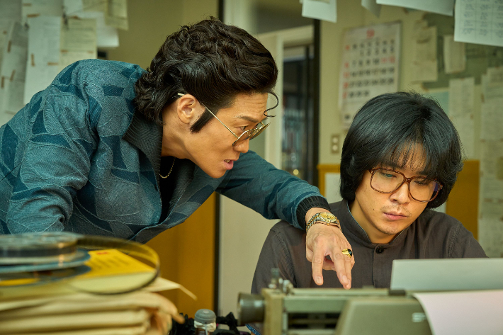 넷플릭스 시리즈 '애마'는 1980년대 한국을 뒤흔든 에로영화의 탄생 과정을 배경으로, 화려한 스포트라이트에 가려진 어두운 현실에 맞서는 톱스타 정희란(이하늬)과 신인 배우 신주애(방효린)의 이야기를 담는다. 넷플릭스 제공 