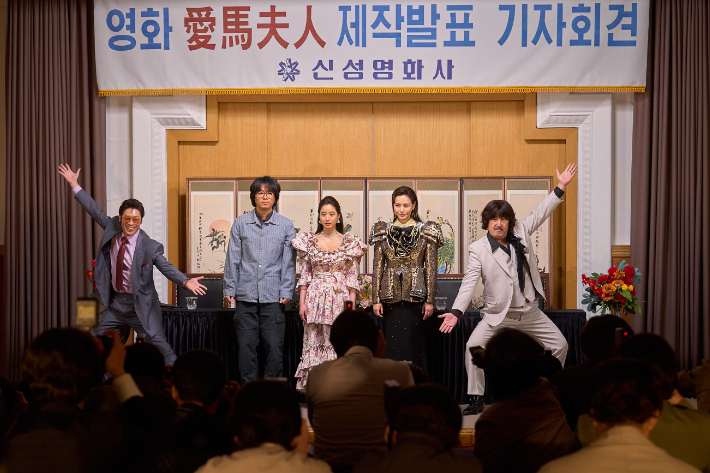 배우 진선규는 이번 작품에서 첫 주연을 맡은 방효린에 대해 "참 착한 배우다. 촬영 시작되면 꽉꽉 담아뒀던 감정이 탁 나온다"며 "내가 허투루 연기할 수 없게끔 잘하게 해주더라. 요즘 배우들을 보면 제가 더 힘을 받는다"고 강조했다. 넷플릭스 제공