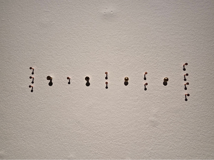로와정, 'N', 못, 십자못, 일자못, 가변설치(2025). 곽인숙 기자