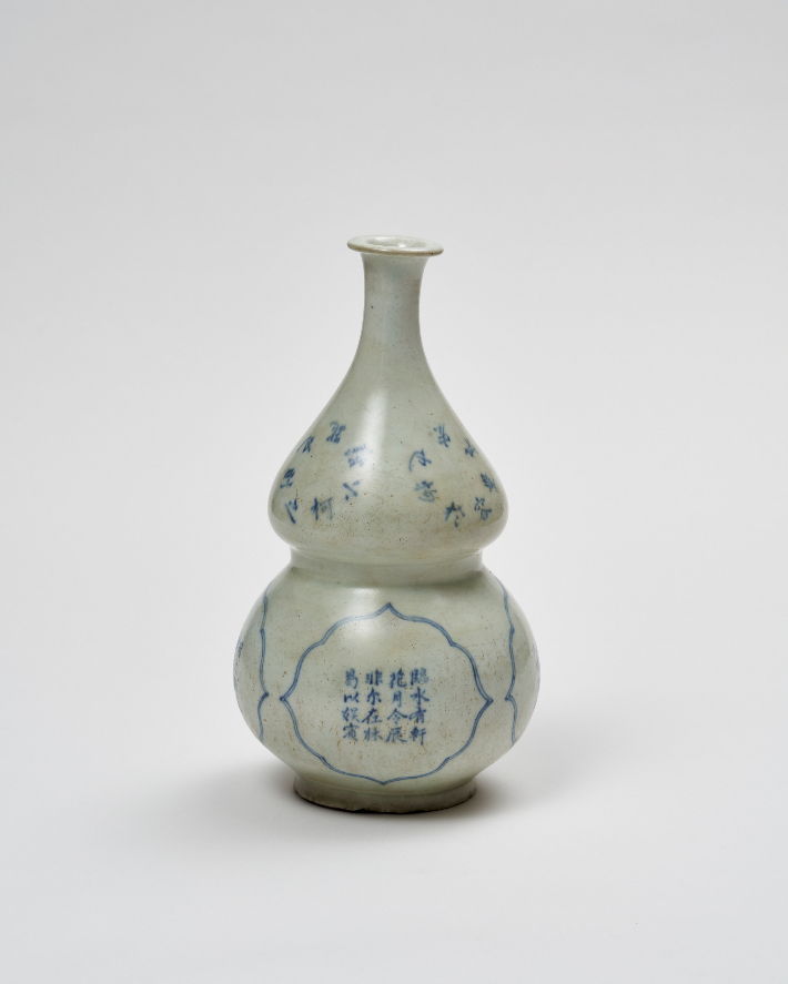 표형문자입주병(瓢形文字入酒甁), 18-19세기 초, 도자 Porcelain, 33x18x18cm. 학고재 제공