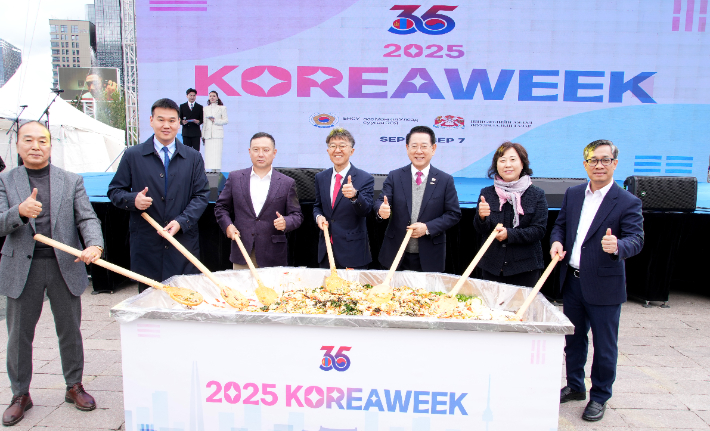 몽골을 방문 중인 김영록 전남지사가 6일(현지 시간) 울란바토르에서 열린 2025 한국주간(Korea Week)행사 개막식에서 주요 내·외빈들과 한국 음식인 대형 비빔밥을 비비는 퍼포먼스를 하고 있다. 전라남도 제공 