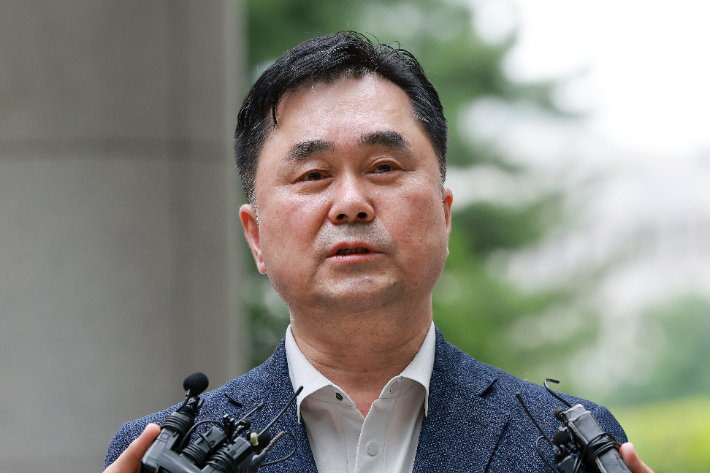 무소속 김종민 의원이 7일 계엄 해제의결 방해 의혹과 관련해 참고인 신분으로 조사받기 위해 서울 서초구 서울고검에 마련된 조은석 내란특별검사팀에 출석하며 취재진 질문에 답하고 있다. 연합뉴스