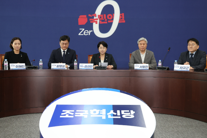  조국혁신당 김선민 당대표 권한대행과 최고위원들이 7일 서울 여의도 국회에서 당내 성 비위 사건에 대한 책임을 지고 사퇴의사를 밝히고 있다. 연합뉴스