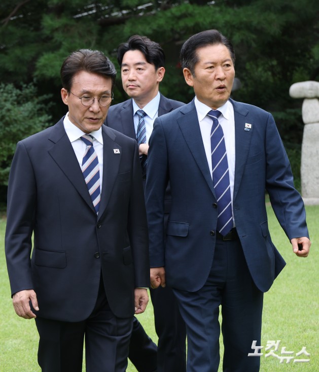 김민석 국무총리가 7일 서울 종로구 삼청동 국무총리 서울공관에서 열린 제3차 고위당정협의회에 앞서 더불어민주당 정청래 대표, 강훈식 대통령 비서실장과 기념촬영을 한뒤 회의장으로 향하고 있다.