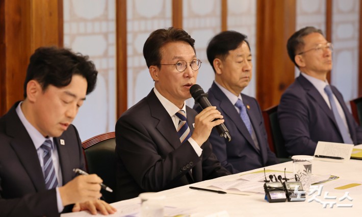 김민석 국무총리가 7일 서울 종로구 삼청동 국무총리 서울공관에서 열린 제3차 고위당정협의회에서 발언하고 있다.