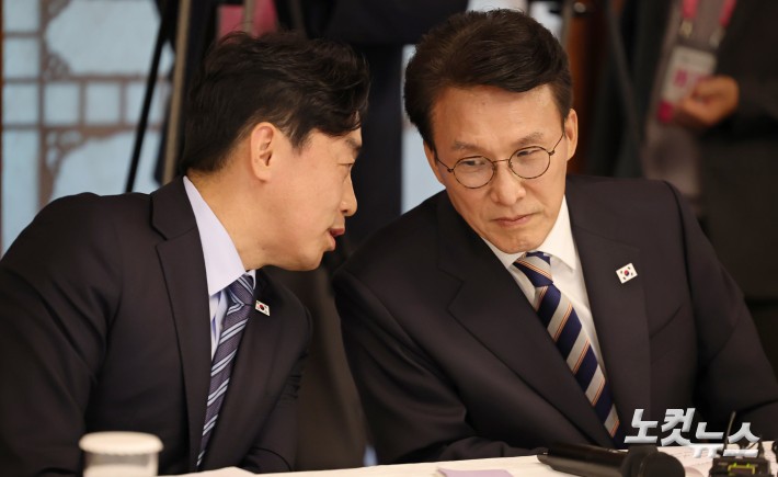 대화하는 김민석 국무총리-강훈식 대통령비서실장