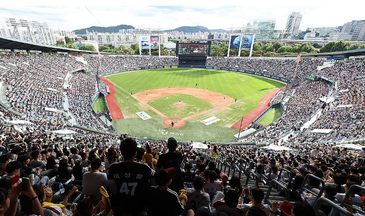 지난해 KBO 리그 역대 최다 관중을 찍은 LG가 올해 구단 최다 관중 기록을 경신했다. 연합뉴스