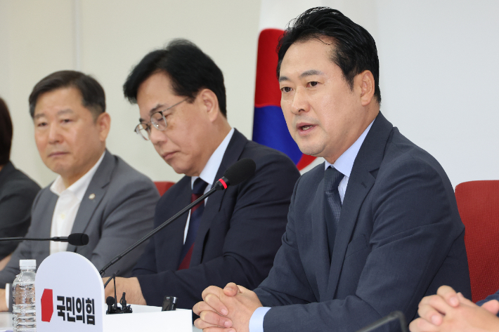 국민의힘 장동혁 대표가 7일 서울 여의도 국회에서 미국 이민당국의 한국 기업 직원 구금 사태와 관련해 열린 외교 현안 대책회의에서 사태 해결에 이재명 대통령이 나설 것을 요구하고 있다. 연합뉴스