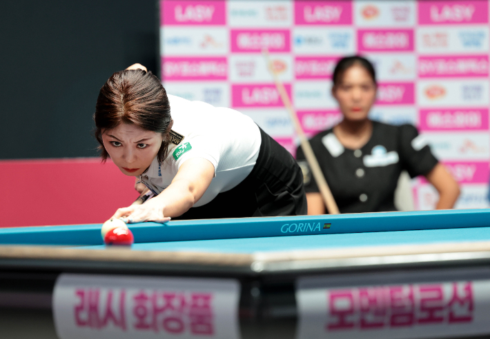 8일 끝난 'SY 베리테옴므 PBA-LPBA 챔피언십' 여자부 결승에서 김가영이 스롱 피아비를 상대로 샷을 구사하고 있다. PBA  